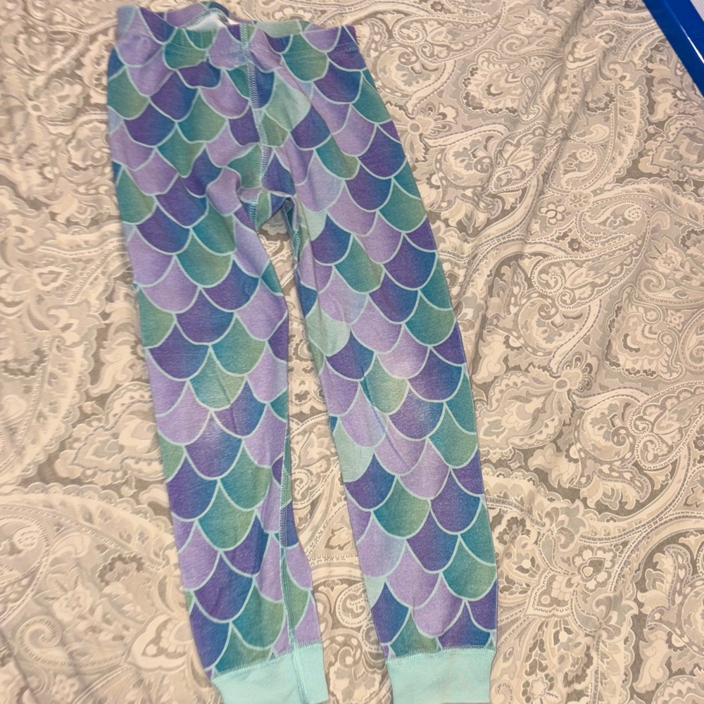 Hanna Andersson Kids Pajama Set - Purple and Blue Scales - Picture 9 of 12